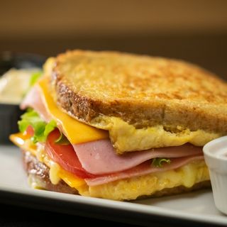 Тост с яйце шунка чедър кашкавал и айсберг 