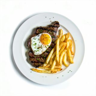 Bistec a la plancha con patatas fritas y huevos frito