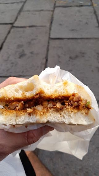 Pane cinese con ripieno di carne 肉夹馍