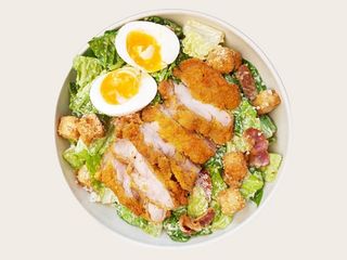 Цезар для Бенксі з кріспі куркою, беконом та сухариками. (370g)