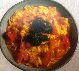 Помидор с яйцом