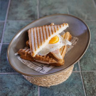 Sándwich Mixto De Huevo Con Jamón York Y Queso