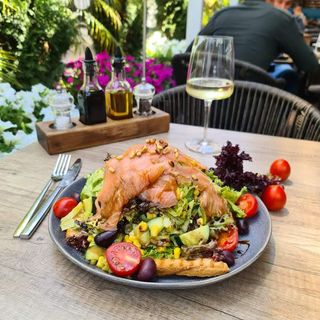 Obrok salata sa dimljenim lososom