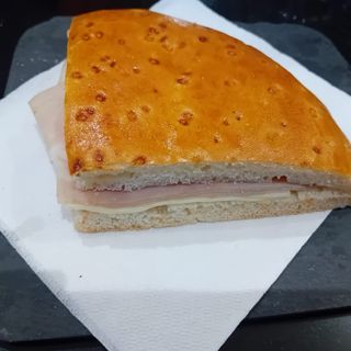 Pizza triangolare cotto e formaggio