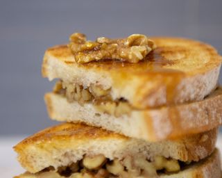 Tosta de Queijo, Mel e nozes