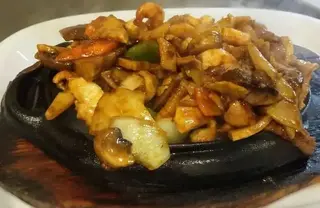 Massa Chinesa com 3 Delícias na Chapa Quente