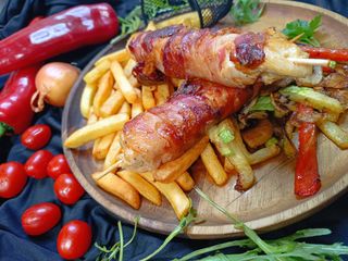 Pileći ražnjići u slanini