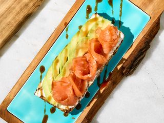 Брускета з пряним лососем та сирно-йогуртовим соусом (170г)