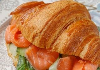 Круассан с семгой