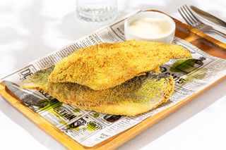 Păstrăv prăjit în mălai cu mămăligă si mujdei