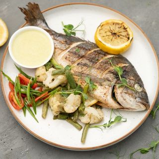  ДОРАДО на гриле целиком