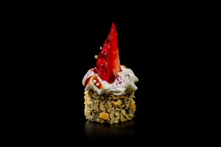 168. Maki Frito Con Fresa (8 Uds.)