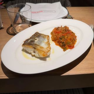 Suprema de merluza a la plancha con sanfaina