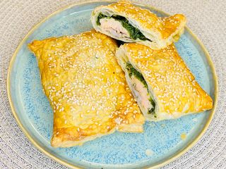 Слойка з лососем і шпинатом (250г)