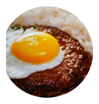 Hamburguer no prato com queijo e ovo