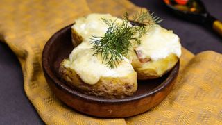 გამომცხვარი კარტოფილი სოკოთი და ყველით