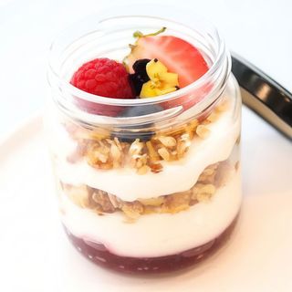 1 Yogurt Parfait con coulis natural y granola