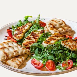 Halloumi la grill cu rucola , rosii cherry si pitta bread