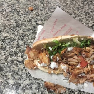 Panino con carne e tutti gli ingredienti