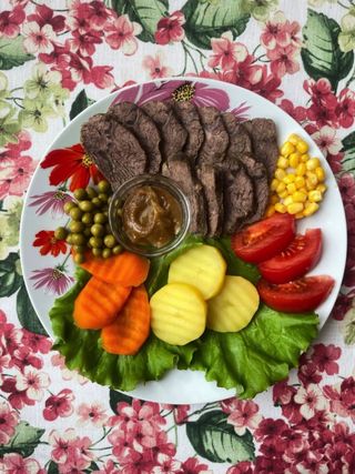 Говядина отварная с овощами