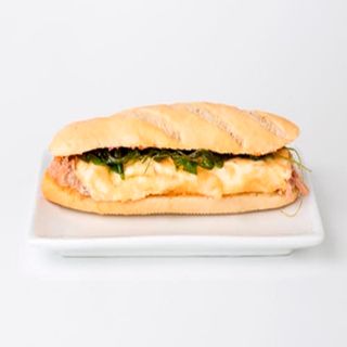 Bocadillo De Tortilla De Atún