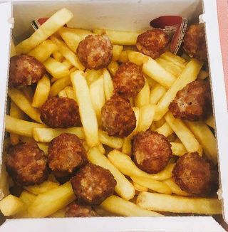 Patatine fritte con polpettine