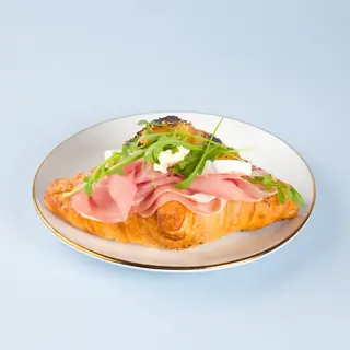 Croissant con crudo e brie