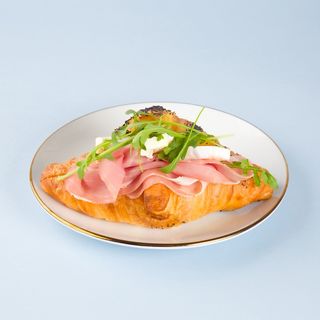 Croissant con crudo e brie