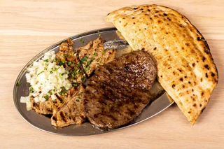 1/2 pljeskavice i 1/2 teleće šnicle