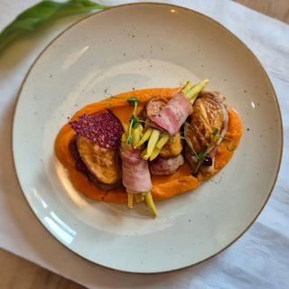 Polędwiczki wieprzowe z serem wędzonym, żurawiną, puree z batatów, fasolką szparagową w boczku