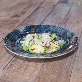 Zucchini la grătar, iceberg, busuioc, miez de nucă, grana