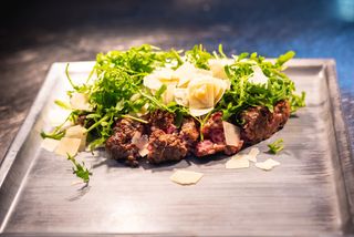 Tagliata hamburger con rucola e grana