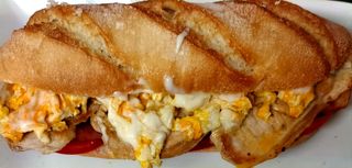 Bocadillo de lomo con roquefort