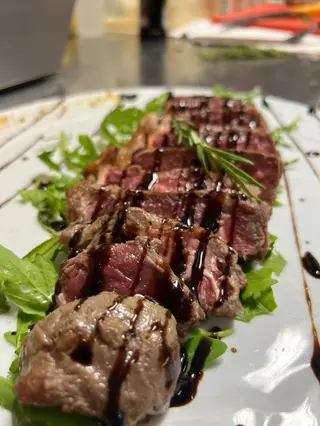 Tagliata di manzo all'aceto balsamico e rucola