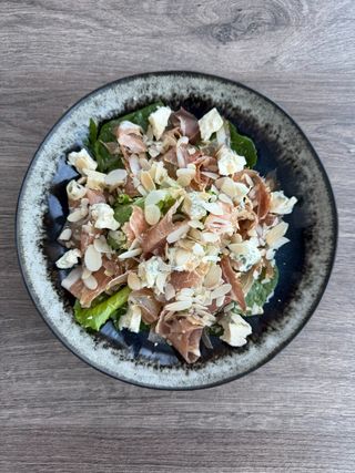 Салат з прошуто та грушею