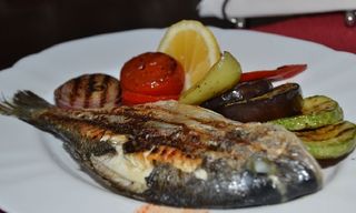 Dorada la gratar cu legume