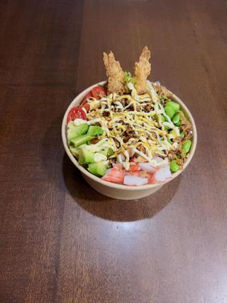 81. Riso bianco con tempura, gamberi e surimi