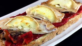 Torrada Pollo, Escalivada y Rulo de Vaca