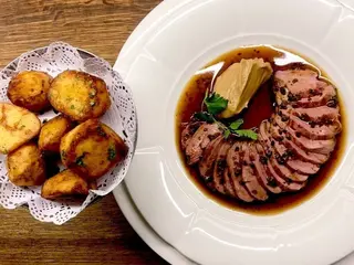 Філе Качки Мулард з соусом Марсала, Спаржею та картоплею Сарладез (440g)