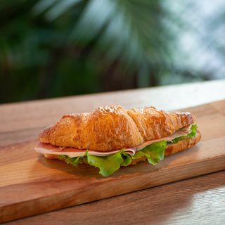 Kroasan sa pršutom 130g