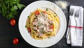 Gnocchi con salmone e pesto