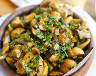 Микс диворастящи гъби в масло, чесън и копър (250г)