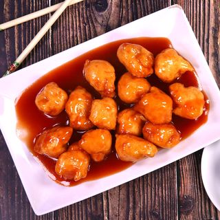 135. Панирано пилешко месо в сладко-кисел сос (450г)