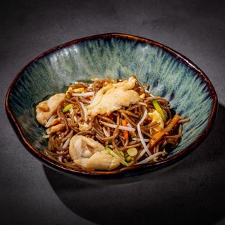 45. Yaki soba con pollo