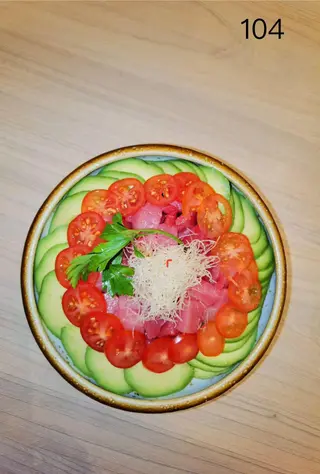 104. Cirashi de atún y aguacate