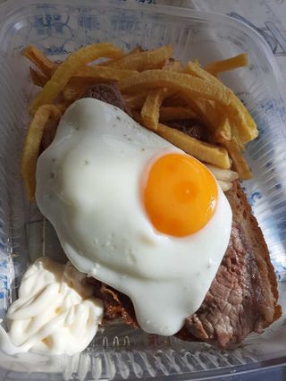 Prego de Vitela à alentejana com ovo estrelado