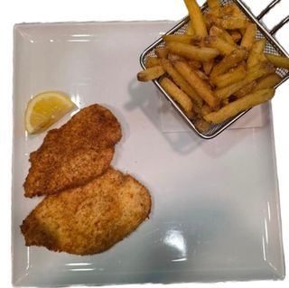 Cotoletta di pollo croccante con patatine stick