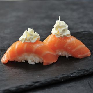 Nigiri De Salmón Con Queso (2 Pzs.)