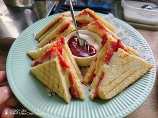 Тост с луканка и кашкавал