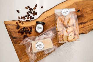 Foie mi cuit con crostinis y mermelada de cebolla 200 g.